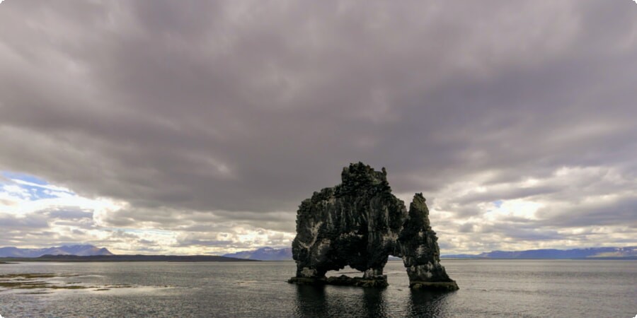 Hvitserkur: Islands majestätischer Basaltstapel, der aus dem Meer ragt